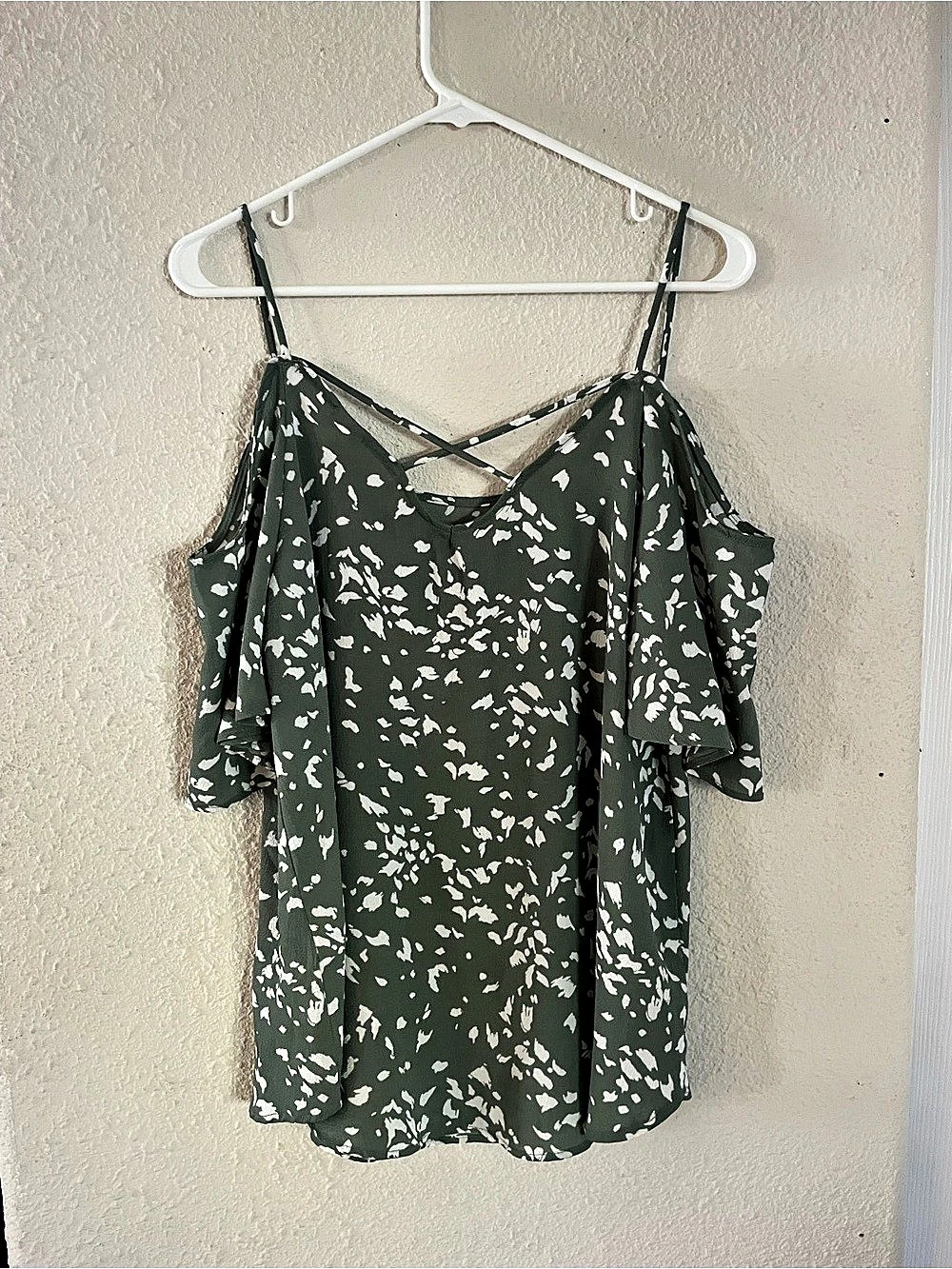 Kaleigh Floral Cold Shoulder Blouse in Green & White Like New